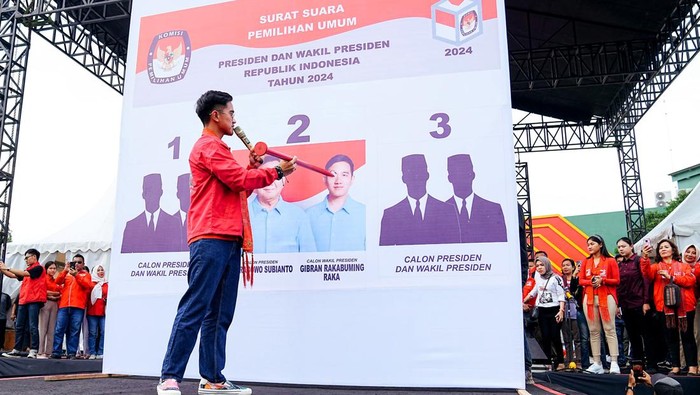 Momen Kaesang Ajak Coblos Wajah Gibran di Pilpres 2024 Ketua Umum Partai Solidaritas Indonesia (PSI) Kaesang Pangarep mengaku kesal dengan kakaknya Gibran Rakabuming Raka. Karena itu lah, dia akan mencoblos kertas suara berwajah Gibran pada 14 Februari 2024.