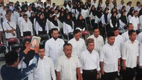 Di Kudus, Jawa Tengah, pelantikan KKPS berlangsung di Balai Desa Gulang. PPS (Panitia Pemungutan Suara) kabupaten setempat melantik sebanyak 18.361 orang anggota. ANTARA FOTO/Yusuf Nugroho