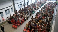 KPU Kabupaten Bogor melantik sebanyak 106.596 petugas KPPS yang tersebar di 15.228 Tempat Pemungutan Suara (TPS) se-Kabupaten Bogor dalam penyelenggaraan Pemilu 2024 pada tanggal 14 Februari. Pelantikan ini digelar di Kecamatan Tamansari, Kabupaten Bogor. ANTARA FOTO/Arif Firmansyah