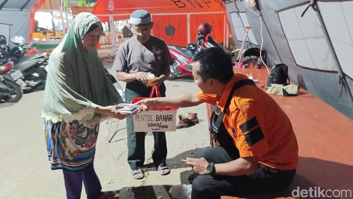 Pasangan lansia pedagang keliling di Monumen Areklancor Pamekasan