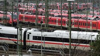 Kereta api diparkir di stasiun kereta depo Cologne-Deutzerfeld, selama pemogokan yang dipimpin oleh serikat pengemudi kereta GDL Jerman, 24 Januari 2024.