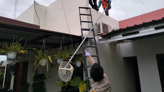 Polisi mengamankan antena WiFi yang tersengat listrik di Desa Jetis, Kecamatan Klaten Selatan, Klaten, Rabu (24/1/2024).