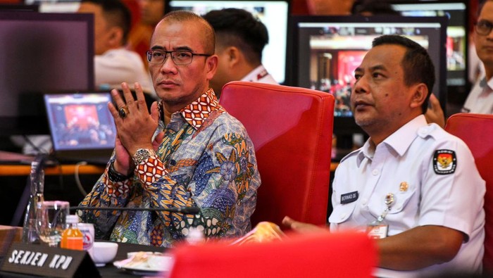Ketua KPU RI Hasyim Asy'ari (kanan) menerima penghargaan dari Direktur Operasional MURI Yusuf Ngadri (kiri) saat acara Pelantikan Serentak KPPS dan Penganugerahan Rekor MURI di Merlynn Hotel, Jakarta, Kamis (25/1/2024). KPU serentak melantik sebanyak 5.741.127 Kelompok Penyelenggara Pemungutan Suara (KPPS) yang tersebar di 820.161 Tempat Pemungutan Suara (TPS) se-Indonesia secara daring, serta melakukan penanaman 5.709.898 bibit pohon pada seluruh KPPS yang kemudian mendapatkan tiga penghargaan MURI dari kegiatan tersebut. ANTARA FOTO/Sulthony Hasanuddin.