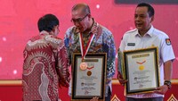 Pelantikan serentak se-indonesia ini pun sukses memecahkan rekor MURI dengan anggota KPPS terbanyak berjumlah 5.741.127 orang yang tersebar di 820.161 Tempat Pemungutan Suara (TPS) se-Indonesia secara daring. ANTARA FOTO/SULTHONY HASANUDDIN