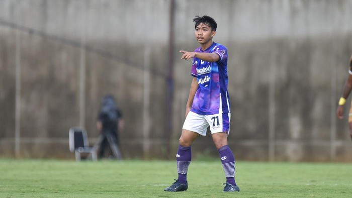 Pemain muda Persib Adzikry.