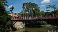 Jembatan Gantung Serab atau Jembatan Gantung Warna-warni direnovasi usai hampir roboh.