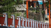 Jembatan tersebut telah ada sejak tahun 1960-an dan telah beberapa kali melalui tahap renovasi dengan mempertahankan ikon jembatan gantungnya.