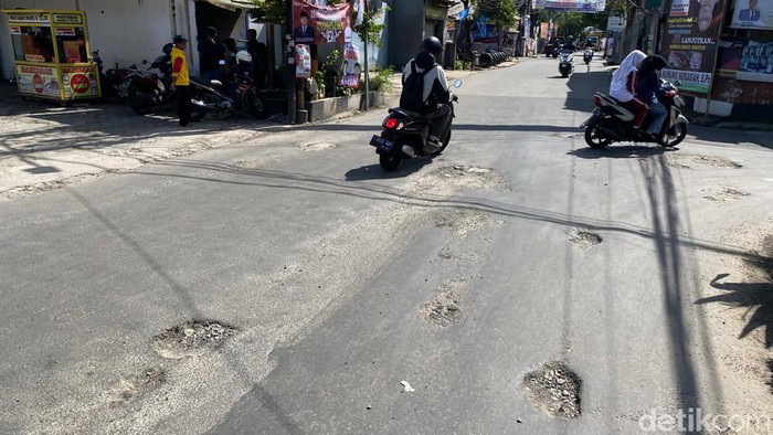 Penampakan kerusakan jalan yang ada di Jalan Cibambo, Kota Bandung.