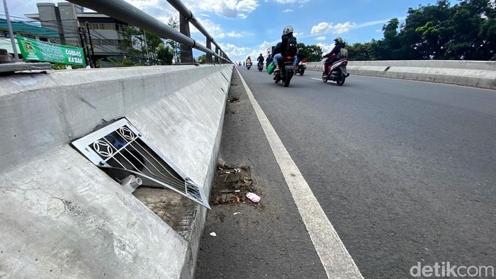 Penampakan lampu penerangan Flyover Kopo raib digondol maling