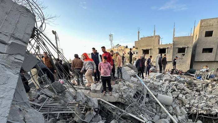 Palestinians inspect the site of an Israeli strike on a mosque, amid the ongoing conflict between Israel and Hamas, in Rafah in the southern Gaza Strip, January 24, 2024. REUTERS/Fadi Shana