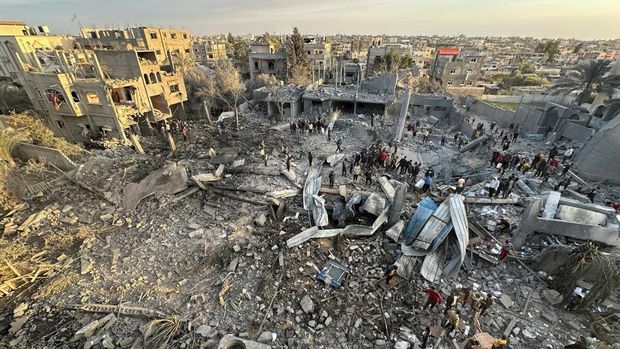 Palestinians inspect the site of an Israeli strike on a mosque, amid the ongoing conflict between Israel and Hamas, in Rafah in the southern Gaza Strip, January 24, 2024. REUTERS/Fadi Shana