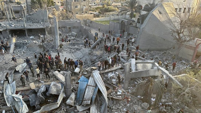 Palestinians inspect the site of an Israeli strike on a mosque, amid the ongoing conflict between Israel and Hamas, in Rafah in the southern Gaza Strip, January 24, 2024. REUTERS/Fadi Shana