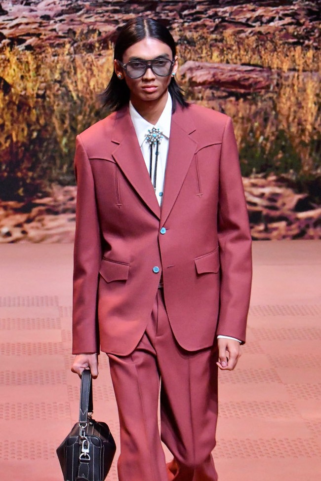 Raihan lahir di Bandung, Jawa Barat. Ia lantas menjadi model pertama asal Indonesia yang berjalan untuk luxury brand asal Prancis tersebut. (Foto: Victor VIRGILE/Gamma-Rapho via Getty Images)