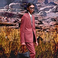Raihan muncul di catwalk dalam balutan setelan coklat bergaya koboi yang dipermanis dengan dasi bergaya pita. Untuk koleksi ketiganya, Pharrell menggali inspirasi dari Wild West yang identik dengan kultur koboi dan Indian. (Foto: Stephane Cardinale/Corbis via Getty Images)