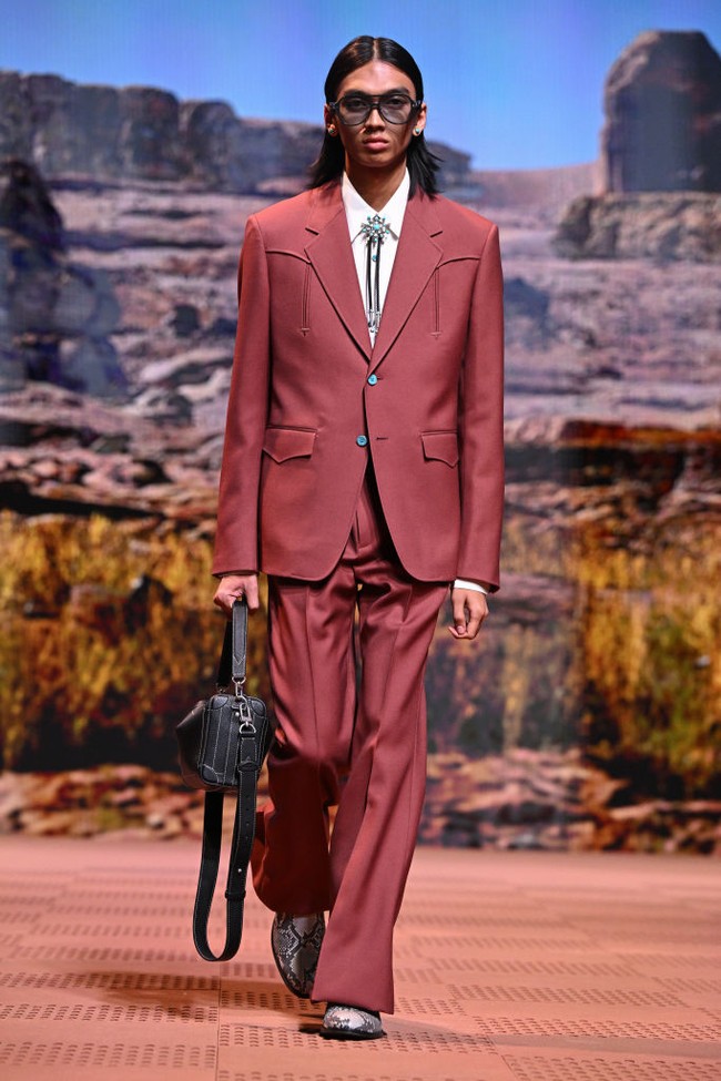 Pharrell Williams mempersembahkan koleksi Louis Vuitton Menswear Fall/Winter 2024-2025 yang digelar dalam rangkaian Paris Fashion Week baru-baru ini. Di antara para model internasional yang memeragakannya, ada sosok Raihan Fahrizal dari Indonesia. (Foto: Stephane Cardinale/Corbis via Getty Images)
