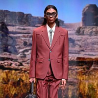 Pharrell Williams mempersembahkan koleksi Louis Vuitton Menswear Fall/Winter 2024-2025 yang digelar dalam rangkaian Paris Fashion Week baru-baru ini. Di antara para model internasional yang memeragakannya, ada sosok Raihan Fahrizal dari Indonesia. (Foto: Stephane Cardinale/Corbis via Getty Images)