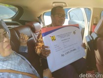 Lagi Sakit, Warga Magelang Terima Ganti Rugi Tol Rp 2,5 M dari Dalam Mobil