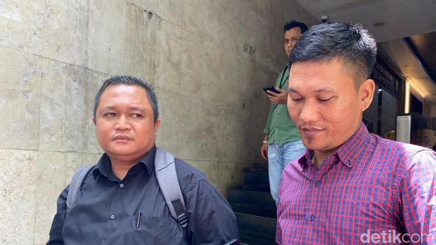 Pengacara Siskaeee, Tofan Agung Ginting berbaju hitam mengajukan penangguhan penahanan bagi kliennya