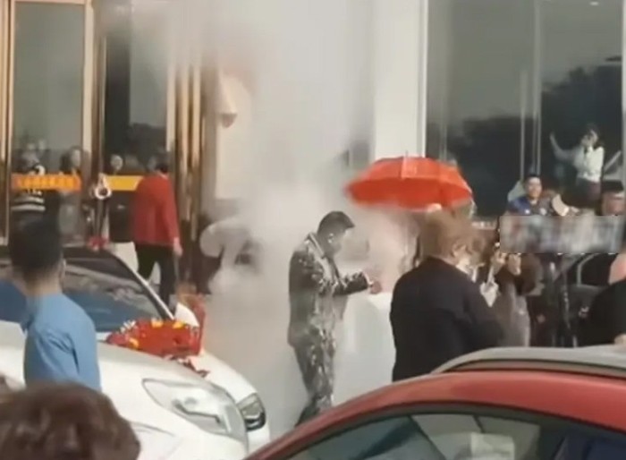Pengantin dilempari tepung dan kardus saat keluar dari hotel