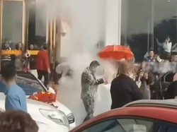 Dapat Kejutan saat Keluar Hotel, Pengantin Dilempari Tepung Hingga Memar