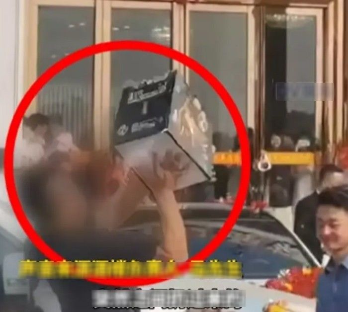 Pengantin dilempari tepung dan kardus saat keluar dari hotel