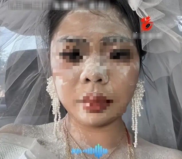 Pengantin dilempari tepung dan kardus saat keluar dari hotel