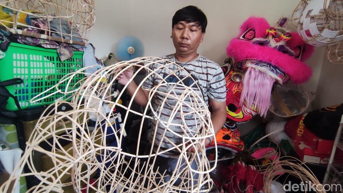 Pengerajin Kepala Barongsai Asal Sidoarjo Kebanjiran Pesanan Jelang Imlek Pengerajin kepala barangsai asal Sidoarjo, Jawa Timur mengalami peningkatan pesanan menjelang Imlek, Kamis (25/1/2024).