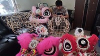 Barongsai yang menggunakan bulu senteris dipatok dengan harga Rp 3 juta, sementara itu Barongsai yang menggunakan bulu domba dihargai Rp 4 hingga Rp 4,5 juta.