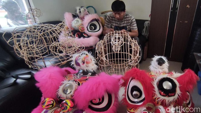 Pengerajin Kepala Barongsai Asal Sidoarjo Kebanjiran Pesanan Jelang Imlek Pengerajin kepala barangsai asal Sidoarjo, Jawa Timur mengalami peningkatan pesanan menjelang Imlek, Kamis (25/1/2024).