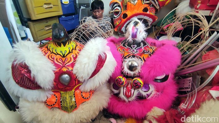 Pengerajin Kepala Barongsai Asal Sidoarjo Kebanjiran Pesanan Jelang Imlek Pengerajin kepala barangsai asal Sidoarjo, Jawa Timur mengalami peningkatan pesanan menjelang Imlek, Kamis (25/1/2024).