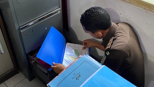 Penyidik pidana khusus Kejati NTT saat menggeledah dan menyita 35 dokumen dari kantor Tatpem Setda dan kantor BKAD Kota Kupang, Kamis (25/1/2024).