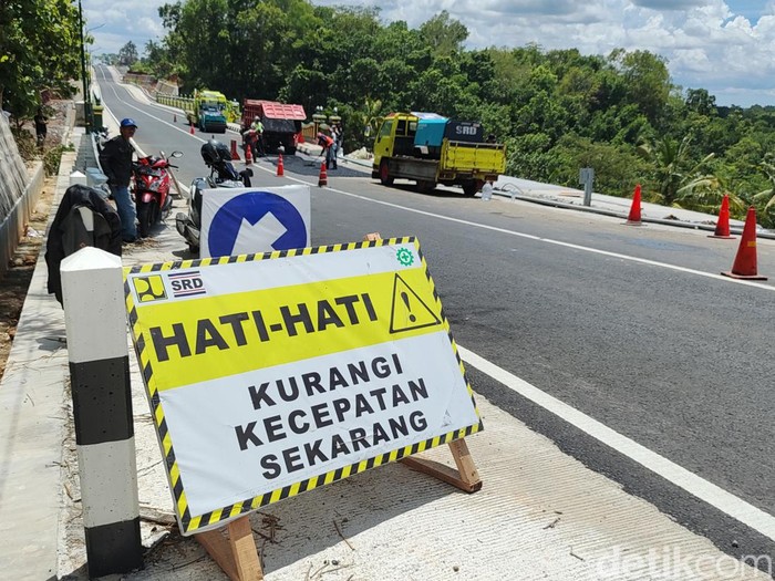 Perbaikan jalan Tawang-Ngalang yang retak di Kalurahan Nglanggeran, Kapanewon Patuk, Kabupaten Gunungkidul, Kamis (25/1/2024).