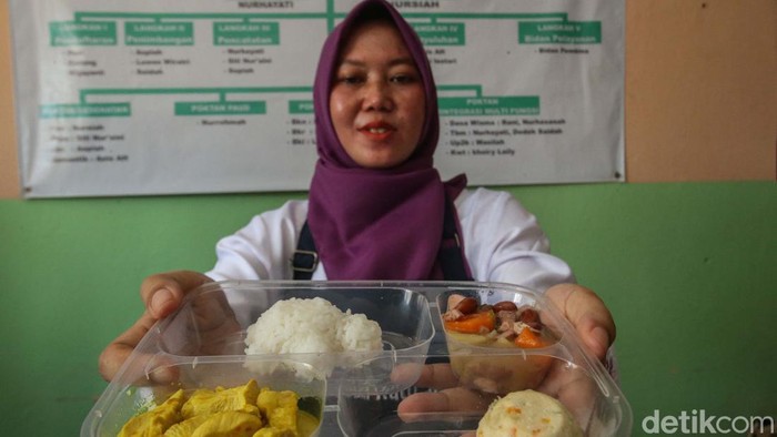 Dalam rangka memperingati Hari Gizi Nasional (HGN), BKKBN menyelenggarakan demo masak makanan bergizi di Depok. Yuk lihat.