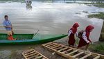 Perjuangan Anak SD ke Sekolah Saat Banjir Rendam Makassar