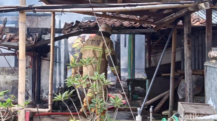 Personel Damkar Klaten memadankan api di Desa Tegalyoso, Kecamatan Klaten Selatan. (Achmad Hussein Syauqi detikJateng)