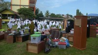 Sementara itu sebagian buku pelajaran, pakaian dan lemari berhasil diselamatkan.   