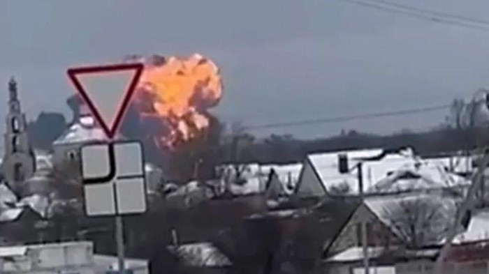 Pesawat itu terlihat jatuh di dekat desa Yablonovo di Belgorod, Rusia. (TELEGRAM)