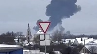 Moskow menyebut pesawat itu ditembak jatuh dengan rudal oleh pasukan Kyiv.  