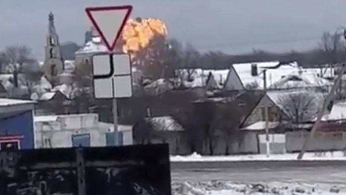 Pesawat Rusia Berisi Tawanan Perang Ukraina Jatuh dan Meledak In this photo taken from validated UGC video a warplane flies before a crash at a residential area near Yablonovo, Belgorod region, Wednesday, Jun. 23, 2024. Russia says a military transport plane that was carrying 65 Ukrainian prisoners of war has crashed in a Russian region near Ukraine. (Validated UGC video via AP)