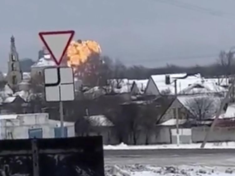 Pesawat Rusia Berisi Tawanan Perang Ukraina Jatuh dan Meledak