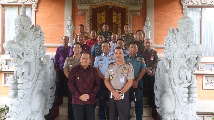Pj Gubernur Bali Sang Made Mahendra Jaya ketika menerima kunjungan kerja dari Tim Sekretariat Dewan Ketahanan Nasional di Wisma Sabha Pratama kantor Gubernur Bali, Selasa (23/1/2024). (dok. Humas Pemprov Bali)