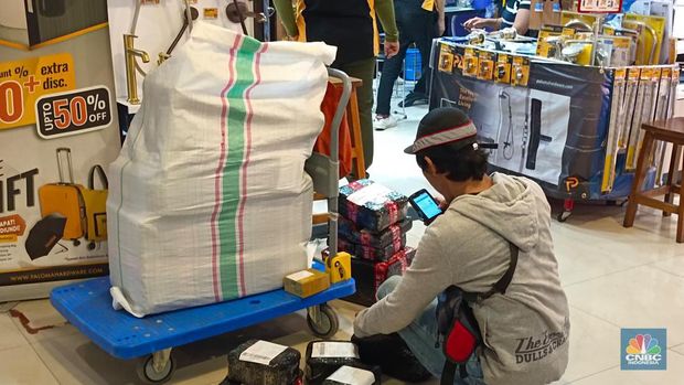 Plaza Kenari Mas di Jakarta Pusat mulai ramai pembeli, kios pun kembali penuh. (CNBC Indonesia/Martyasari Rizky)