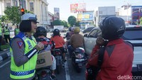 Mereka juga mengingatkan pengguna helm sesuai standar SNI demi keselamatan saat berkendara.