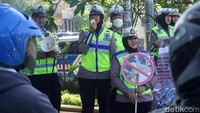 Sosialisasi Surabaya Zero Knalpot Brong ini dilakukan kepada pengguna jalan, agar mereka juga bisa menyampaikan pesan kepada keluarga masing-masing.