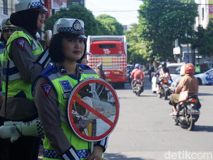 Polwan Gelorakan Surabaya Bebas Knalpot Brong