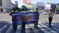 Polwan Polrestabes Surabaya gencarkan sosialisasi menghimbau kepada penguna jalan agar tidak menggunakan knalpot brong.
