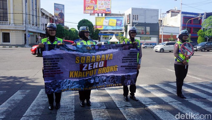 Polantas Sosialisasi Zero Knalpot Brong di Surabaya Sejumlah Anggota Satlantas Surabaya mensosialisasikan Surabaya Zero Knalpot Brong di Simpang Tugu Pahlawan, Surabaya