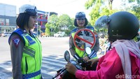 Selain sosialisasi Surabaya Zero Knalpot Brong, Polwan dari Satlantas Polrestabes Surabaya ini juga mengimbau keamanan, keselamatan, ketertiban dan kelancaran lalu lintas (kamseltibcar lantas).