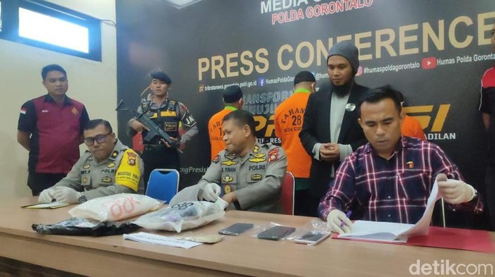 Polda Gorontalo merilis penangkapan 3 pengedar narkoba jenis sabu.