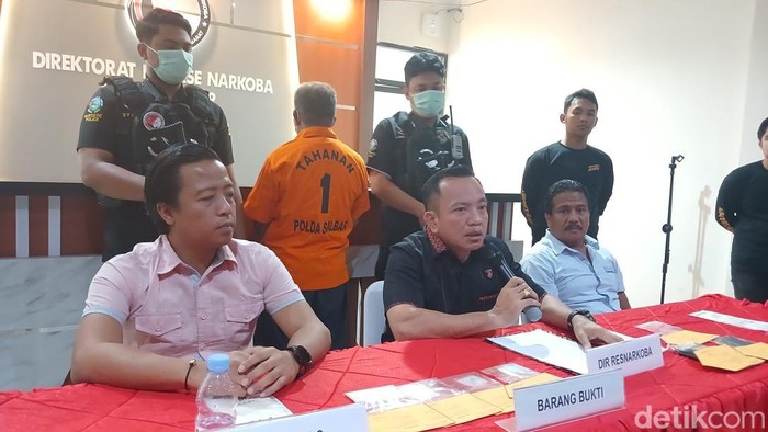 Polisi menangkap bandar narkoba bernama Antoni (59) di Kabupaten Polewali Mandar (Polman), Sulawesi Barat (Sulbar).
